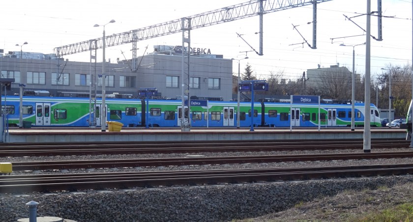 Sprawdź, którym pociągiem nie jechać, by nie przesiadać się na autobus