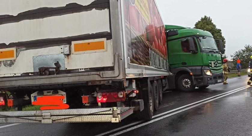 Uderzył w barierki i zatarasował drogę