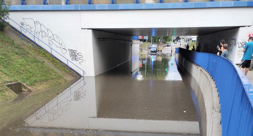 Ulewa nad Dębicą. Wiadukt i ulice zalane - zdjęcia i filmy