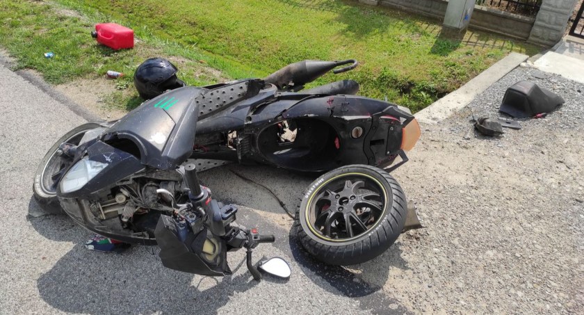 Kierujący motorowerem trafił do szpitala - zdjęcia