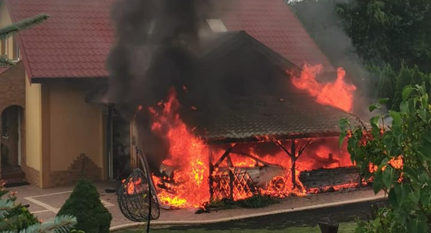 Spłonęła wiata i stojący pod nią samochód - zdjęcia