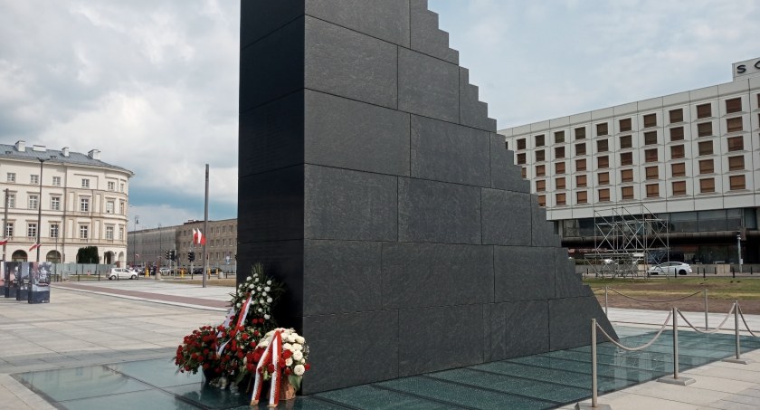 Jedna pani z drugą panią o długości spodenek i patriotyzmie