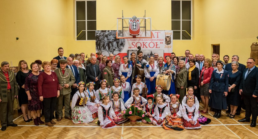 Prawie 130 lat historii chcą przenieść na karty książki