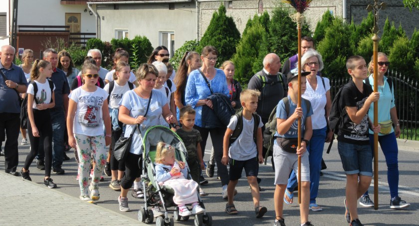 Pielgrzymki do Zawady będą szły przez cały tydzień. Kierowcy uważajcie!