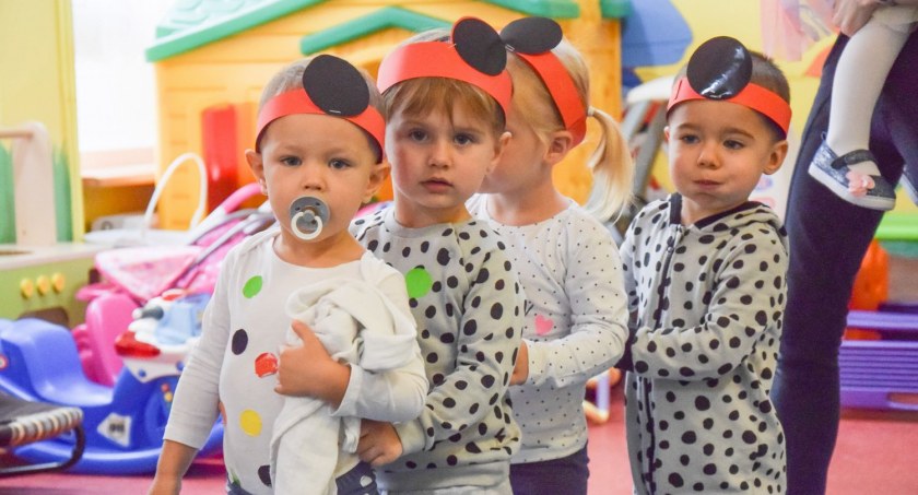 Dzieci dekorowały biedronkę i śpiewały piosenki - zdjęcia
