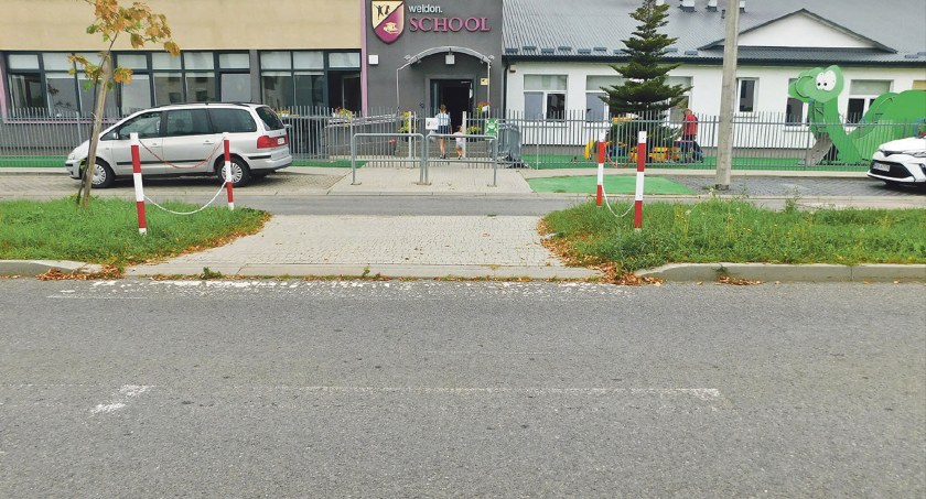 Pasy niepotrzebne, bo piesi i tak mają tam pierwszeństwo