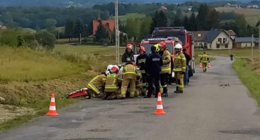 Mężczyznę z rowu wyciągnęli strażacy