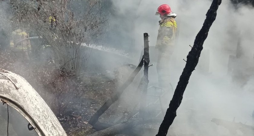Spłonęły zabudowania, przyczepa i samochód - zdjęcia