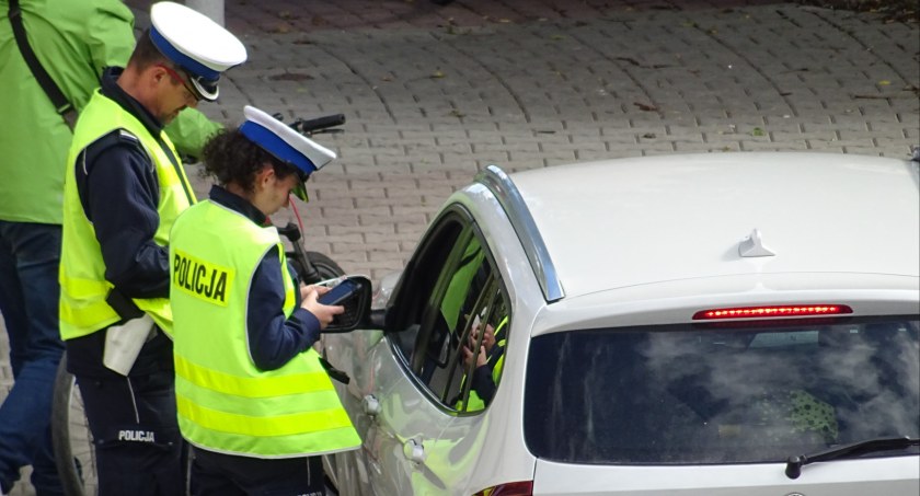Jeden miał zaświadczenie, a drugi zapłacił