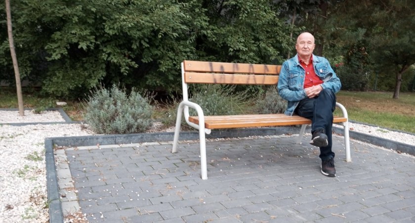 Na ławeczce siedzę sam