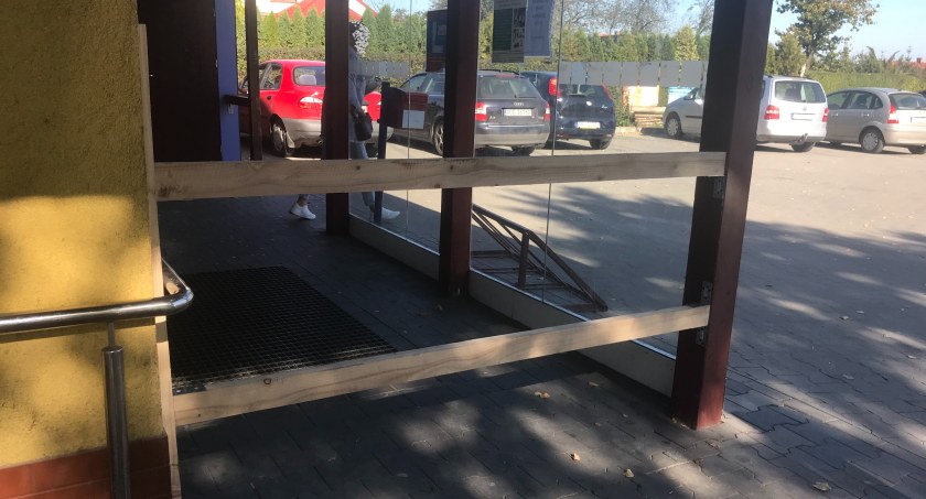 Bariery przed sklepem. Po co te głupie utrudnienia?