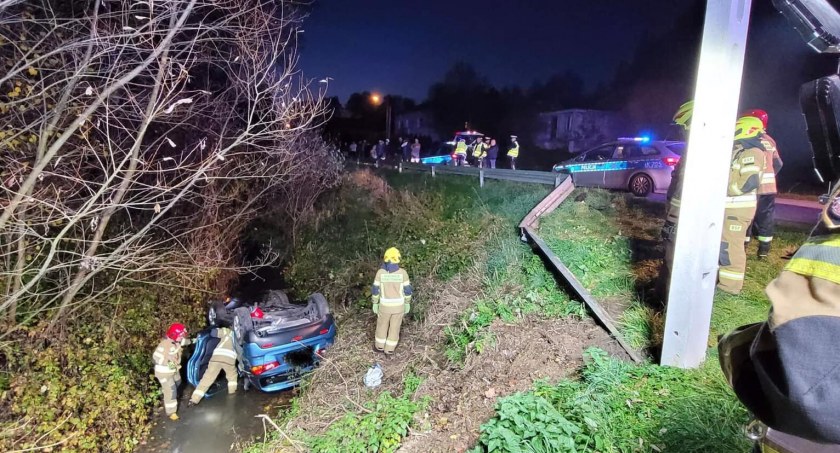 Samochód wypadł z drogi i dachował w rzeczce