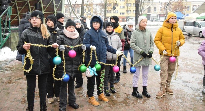 Ostatnie przygotowania do Jarmarku Bożonarodzeniowego w Dębicy [ZDJĘCIA]