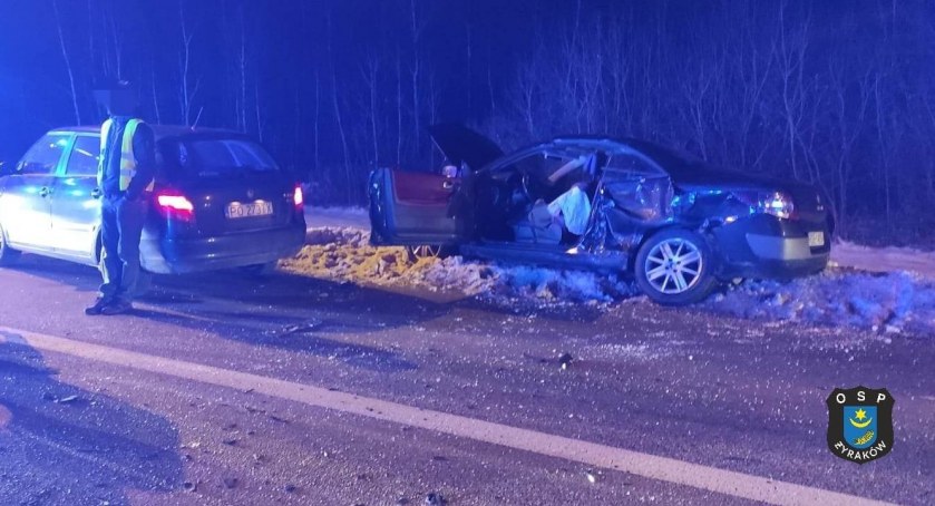 Kierująca renaultem trafiła do szpitala [ZDJĘCIA]