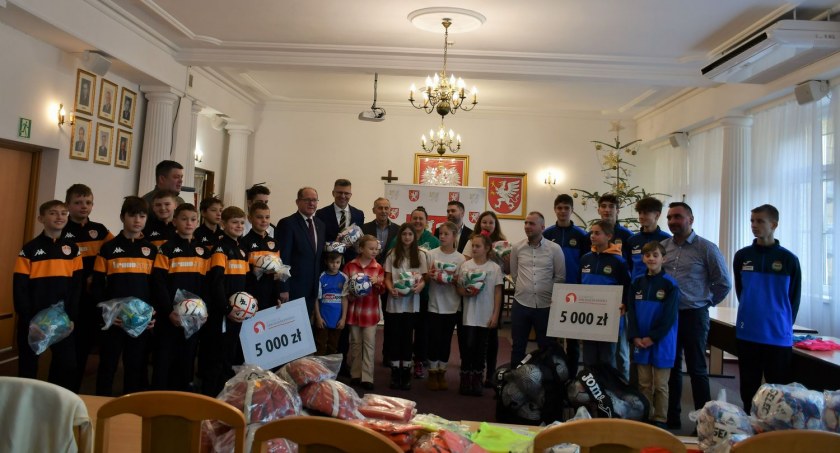 Sprzęt wręczał m.in. wiceminister sprawiedliwości