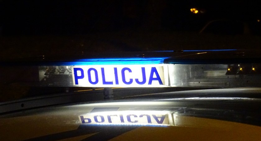 Mężczyzna trzeźwieje w policyjnym areszcie