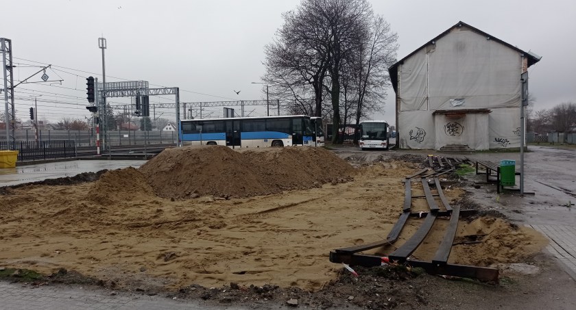 Ruiny sklepu zniknęły sprzed dworca 