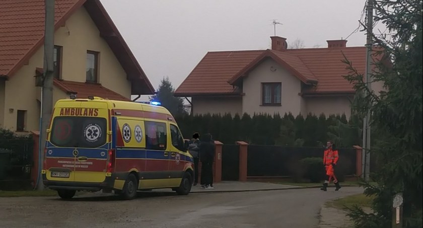 Zwłoki mężczyzny wynieśli strażacy