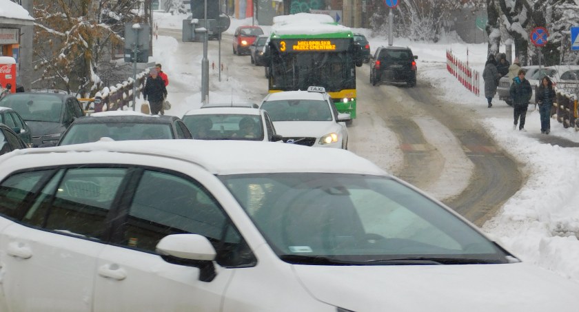 IMGW ostrzega: na drogach może być ślisko