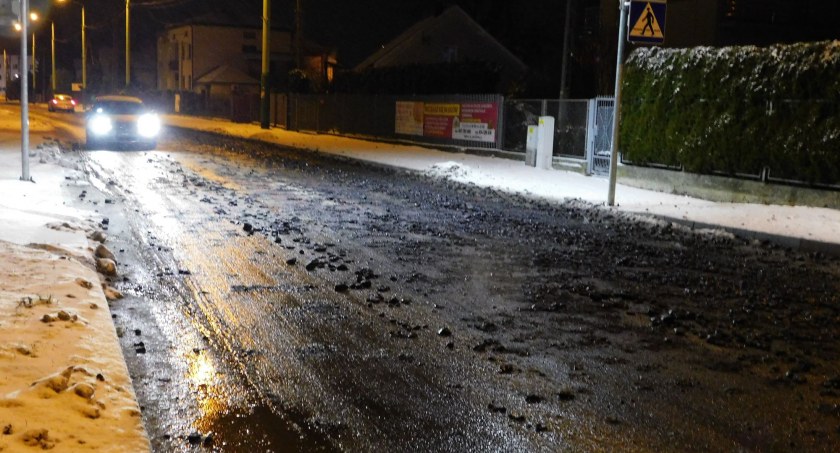 Ulica zasypana węglem, policja kieruje ruchem - film i zdjęcia