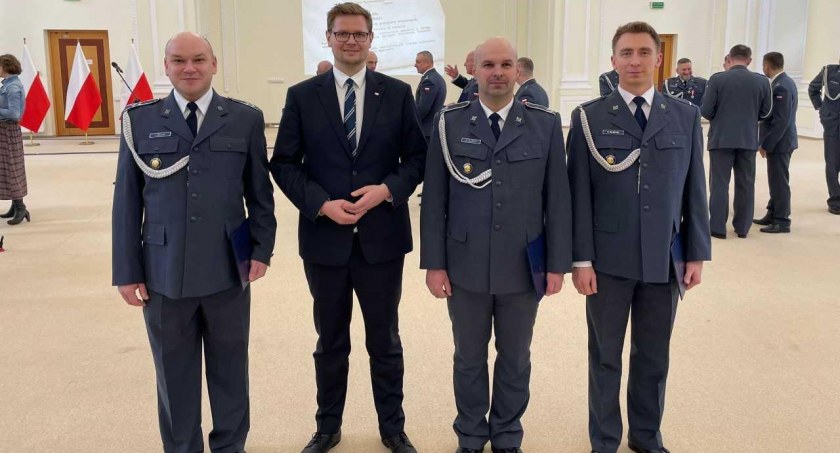 Odznaczenia za odwagę i poświęcenie odebrali z rąk ministra