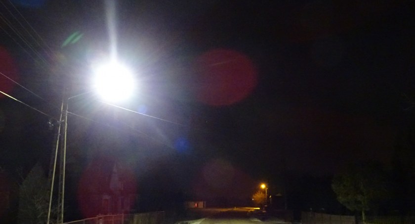 Lampy przy drogach świecą coraz krócej