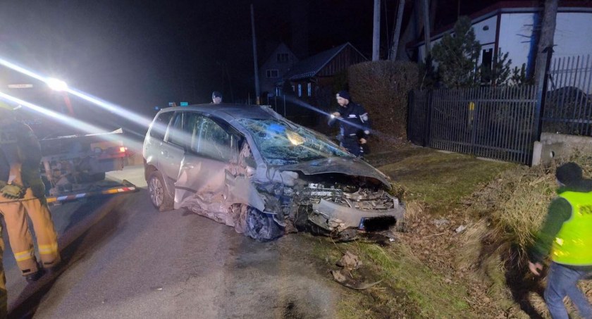 Wypadek w Łękach Dolnych. Kierowca zbiegł z miejsca zdarzenia [ZDJĘCIA]
