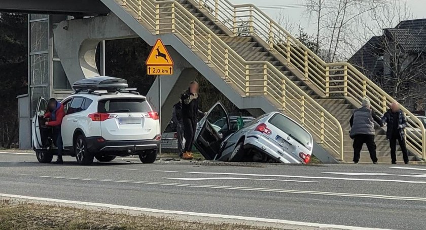 Wypadek w Dębicy, dwie osoby trafiły do szpitala