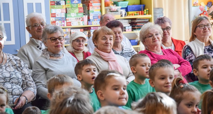 Przedszkolaki wraz z seniorami powitali wiosnę [ZDJĘCIA]