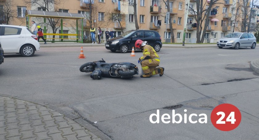 Po wypadku utrudnienia na ulicy Cmentarnej w Dębicy [ZDJĘCIA]