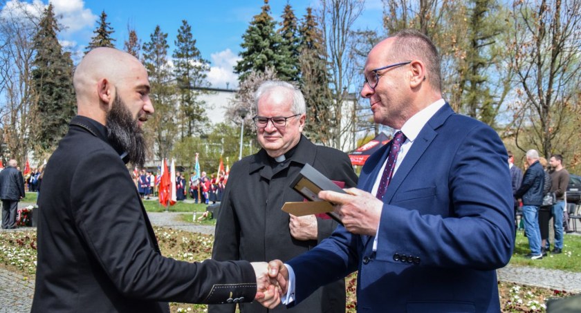 Rodziny otrzymały naboje wypełnione katyńską ziemią [ZDJĘCIA]