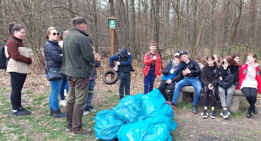 Uczniowie i strażacy sprzątali las