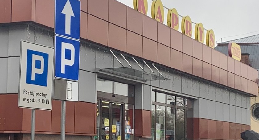 Strefa płatnego parkowania większa