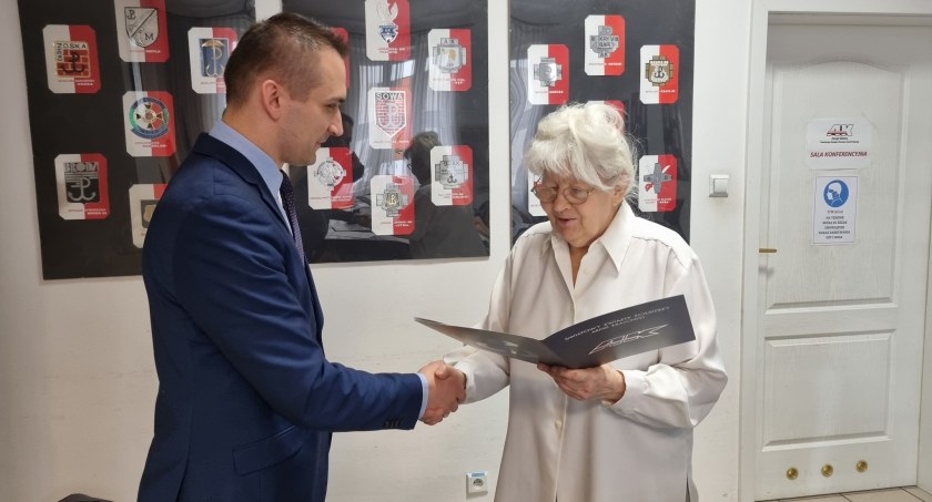 Troje od nas w strukturach okręgu