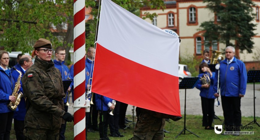 Dzień Flagi w Mrągowie. Uroczystości odbyły sie na terenie byłej jednostki wojskowej