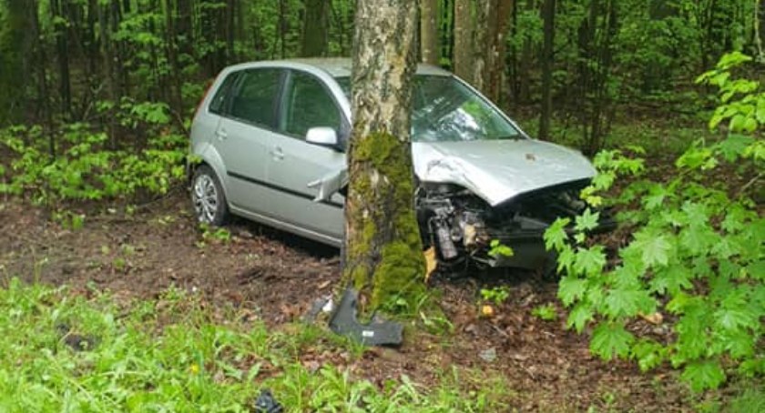 W Wejdykach auto rozbiło się na drzewie