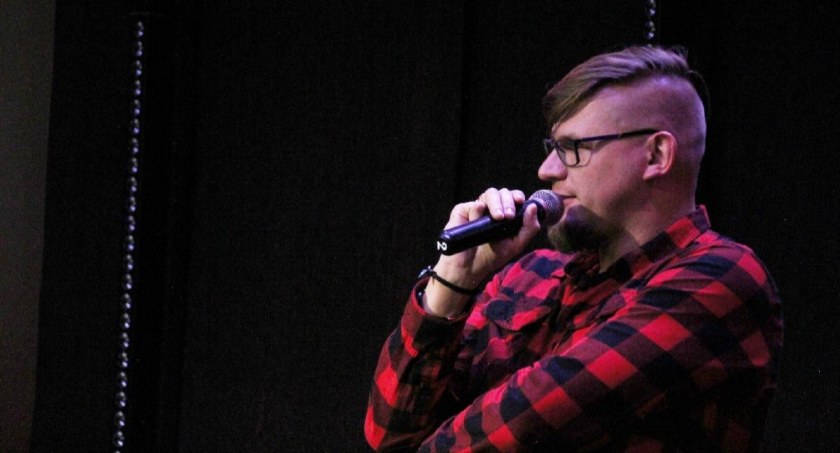 „Hip – hop”, „stand up” i „Festiwal komedii” – rozmowa  z Łukaszem Ostapowiczem