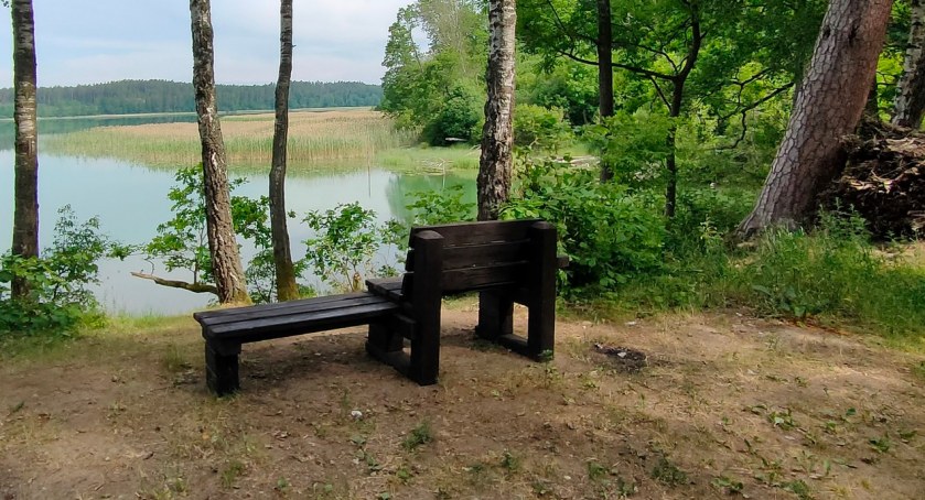 Pięćdziesiat ławeczek na szlakach Mazurskiego Parku Krajobrazowym