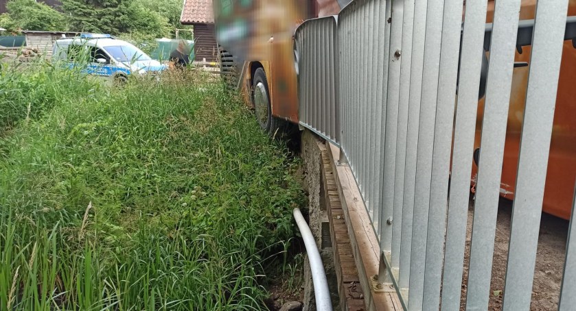 Jora Wielka: Autobus zawiesił się na mostku