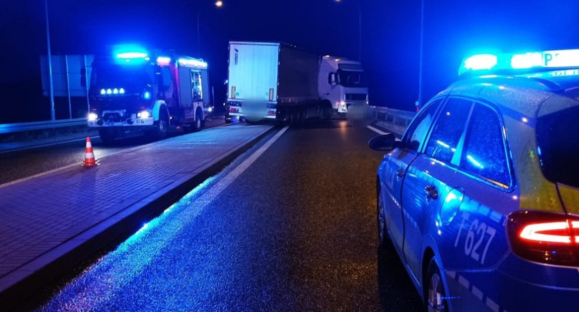 Wypadek na obwodnicy Mrągowa. Kierowca ciężarówki uderzył w barierę energochłonną