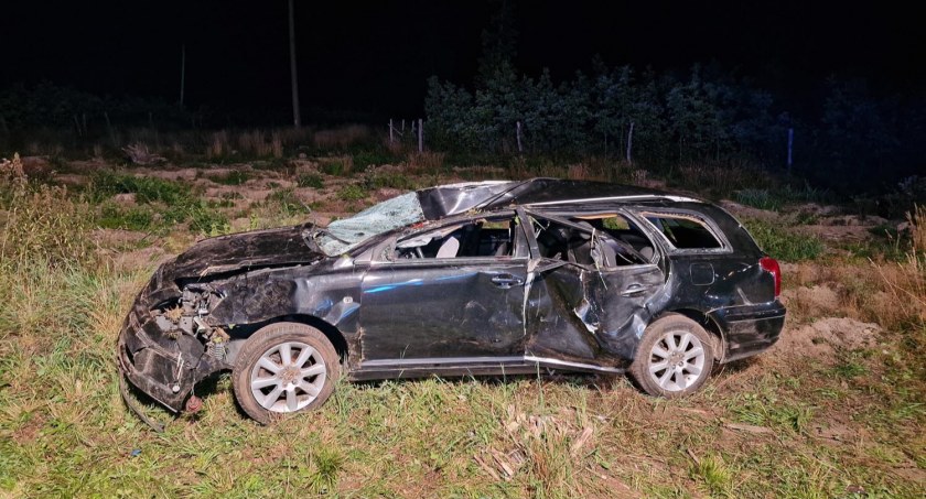 Nocne spotkanie z łosiem na drodze nr 58 - auto rozbite, zwierzę nie żyje [ZDJĘCIA]