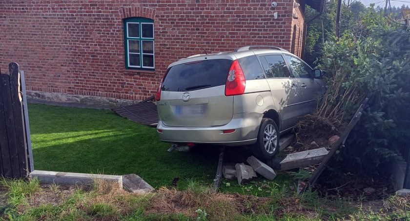 W Zgonie auto wbiło się w budynek mieszkalny