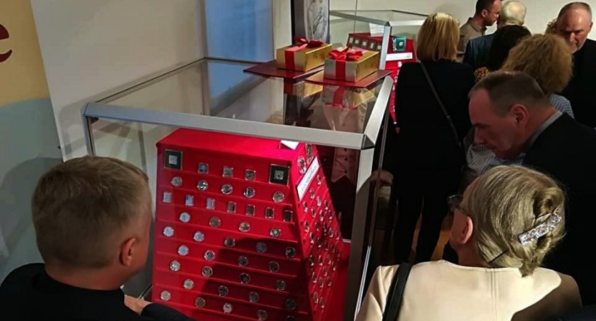 Muzeum w Mrągowie odświeża wystawę z okazji jubileuszu numizmatyków