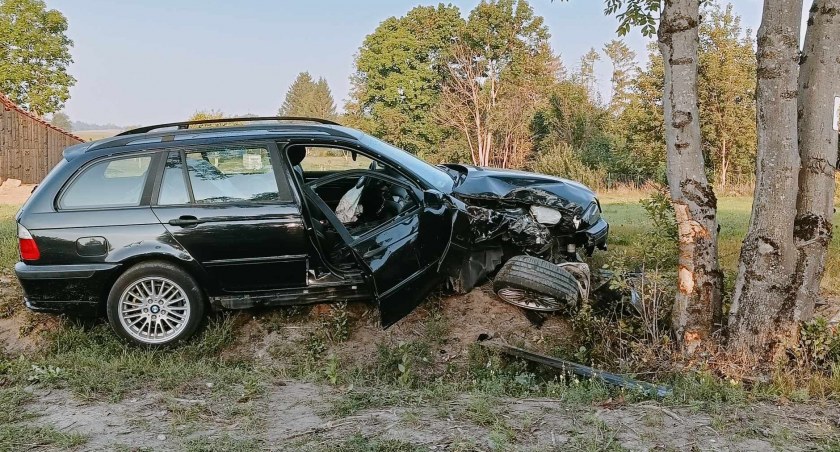 BMW rozbite niedaleko Kosewa - kierowca oddalił się z miejsca zdarzenia