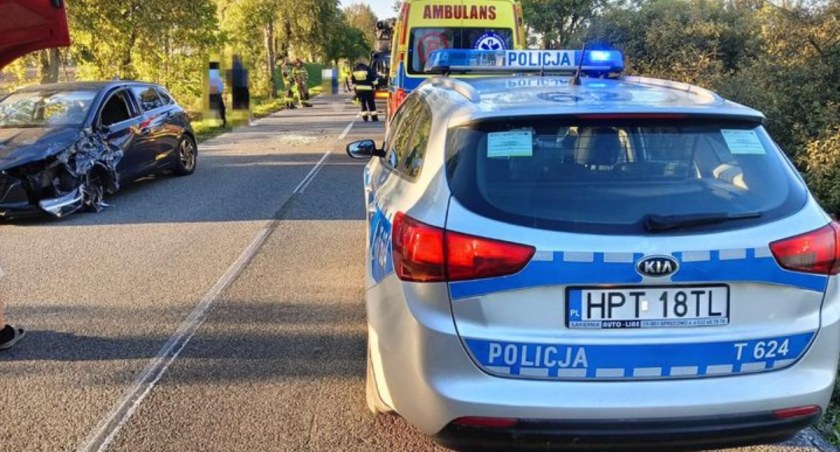 Zdarzenie koło Ruskiej Wsi: podczas mijania auto osobowe zahaczyło o kombajn