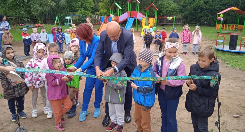 Przedszkolaki w Sorkwitach i Warpunach już oficjalnie na nowych placach zabaw