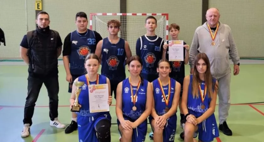 Mrągowska młodzież z medalami mistrzostw województwa koszykówce 3x3