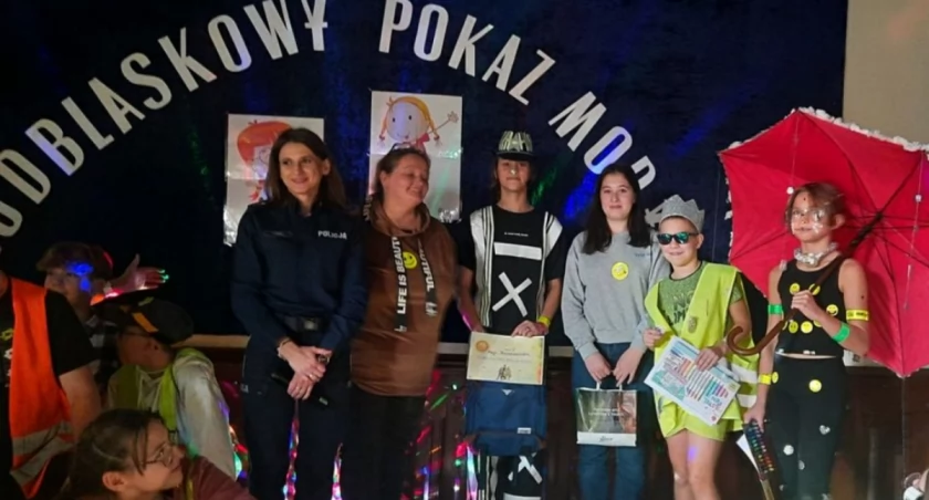 Odblaskowy pokaz mody w jednej z mrągowskich szkół