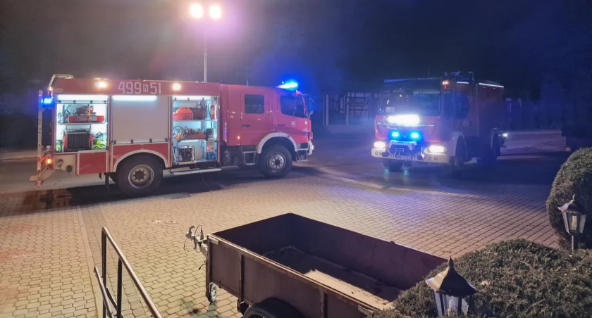 Strażacy z Krutyni wyjechali do pożaru komina, a musieli gasić poddasze