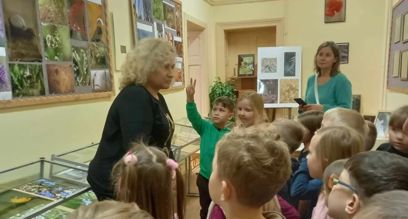 Biblioteka Pedagogiczna w Mrągowie: makroświat zachwyca uczniów